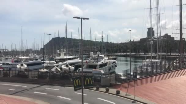 Barcelone, Espagne, Un bateau garé sur le bord d'une route — Video