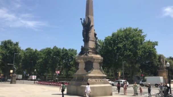 Barcellona, 20 giugno 2019: Una statua davanti a un edificio — Video Stock