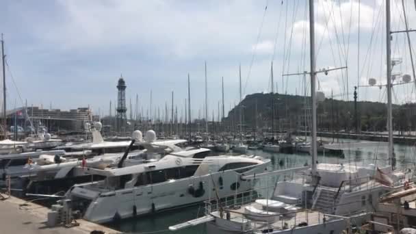 Barcelona, España, Un barco está atracado junto a un cuerpo de agua — Vídeo de stock