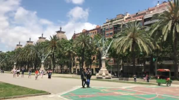 Barcelone, Espagne, 20 juin 2019 : Un groupe de personnes marchant dans une rue — Video