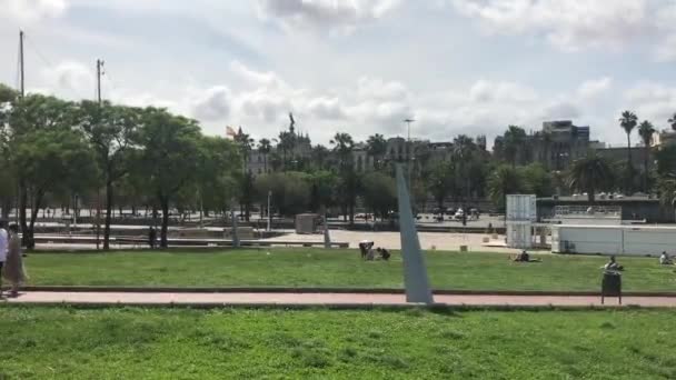 Barcelona, Espanha, 20 de junho de 2019: Um grande campo verde com árvores ao fundo — Vídeo de Stock