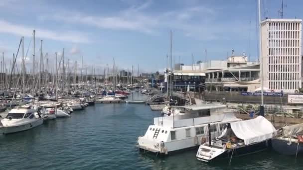 Barcelona, España, Un barco atracado en un puerto — Vídeo de stock