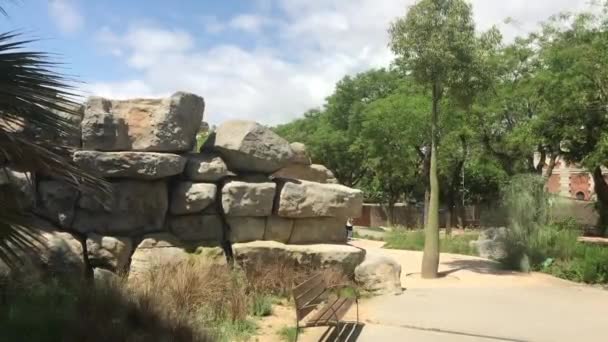 Barcellona, Spagna, Un edificio in pietra con una grande roccia — Video Stock