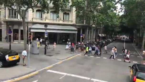 Barcelona, Spanien, 20. Juni 2019: Eine Gruppe von Menschen läuft eine belebte Straße entlang — Stockvideo