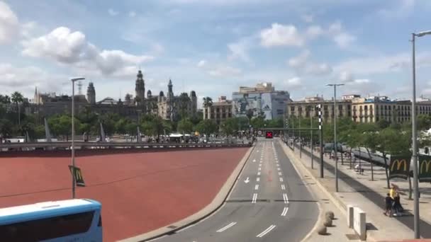 Barcelona, España, Un puente sobre un río en una ciudad — Vídeo de stock