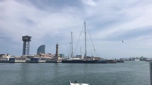 Barcelona, España, Un gran barco en un cuerpo de agua — Vídeo de stock