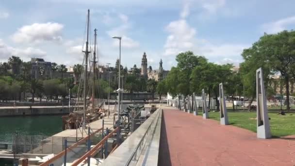 Barcelona, España, Un río que atraviesa una ciudad — Vídeo de stock