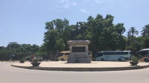 2019年6月20日，西班牙巴塞罗那：一辆驶过马路的卡车 — 图库视频影像