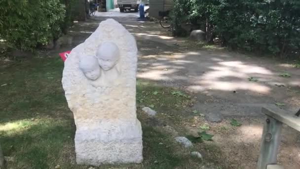 Barcelona, España, Una estatua de madera en un parque — Vídeo de stock