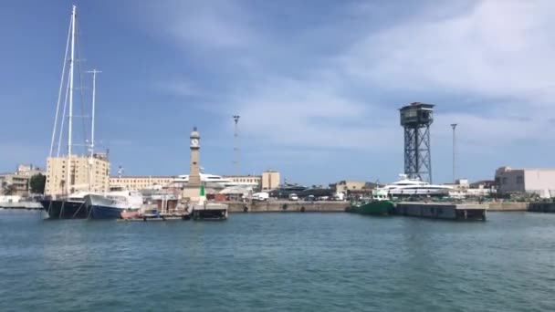 Barcelona, España, Un gran barco en un cuerpo de agua — Vídeos de Stock