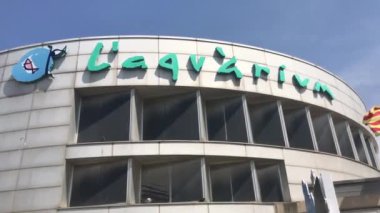 Barselona, İspanya, 20 Haziran 2019: Büyük beyaz bir bina