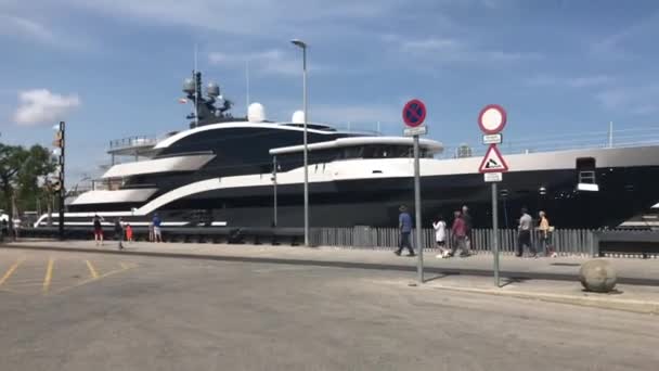 Barcelona, Hiszpania, 20 czerwca 2019 r.: Duży odrzutowiec pasażerski na pasie startowym — Wideo stockowe