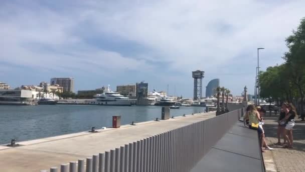 Barcelona, Spanje, 20 juni 2019: Een persoon die aan een steiger zit — Stockvideo