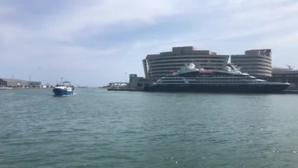 Barcelona, Spanyolország, Egy kis hajó egy víztestben — Stock videók