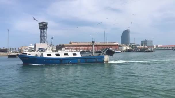 Барселона, Испания, Большой корабль в водоеме — стоковое видео