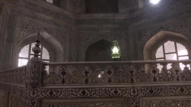 Агра, Индия, 10 ноября 2019 года, Тадж Махал, зал внутри искушения часть 2 — стоковое видео