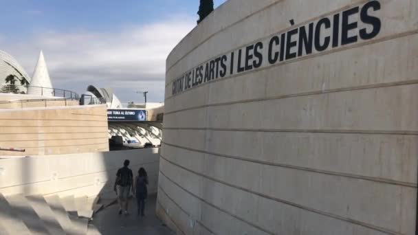 Valencia, España, 22 de junio de 2019: Un cartel frente a un edificio — Vídeo de stock