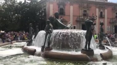 Valencia, İspanya, bir grup insan bir binanın önünde.