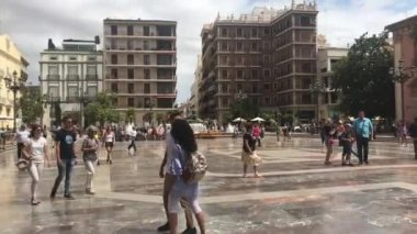 Valencia, İspanya, 22 Haziran 2019: Bir şehir caddesinde yürüyen bir grup insan