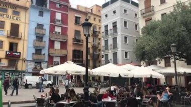Valencia, İspanya, 22 Haziran 2019: Bir şehir caddesinde yürüyen bir grup insan