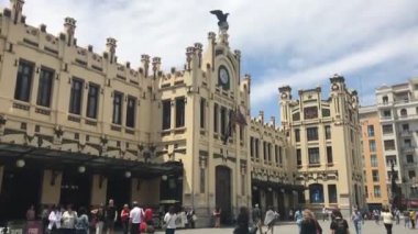 Valencia, İspanya, 22 Haziran 2019: Bir grup insan bir binanın önünde yürüyor