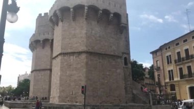 Valencia, İspanya, 22 Haziran 2019: Bir grup insan bir binanın önünde yürüyor