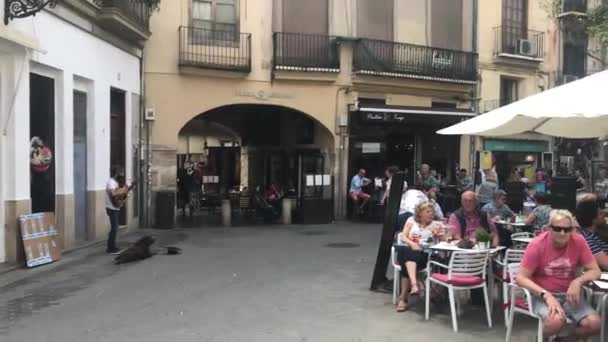 Валенсия, Испания, 22 июня 2019 г.: Группа людей, сидящих перед зданием — стоковое видео