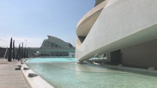 Valencia, Spanyolország, Egy nagy fehér épület — Stock videók
