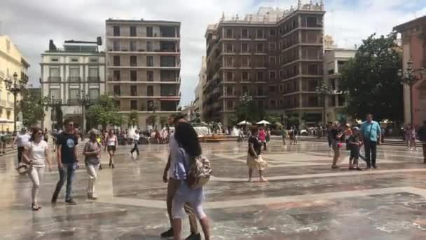 バレンシア,スペイン, 2019年6月22日:街を歩く人々のグループ — ストック動画