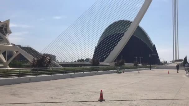 Valencia, España, 22 de junio de 2019: Una persona de pie frente a un edificio — Vídeos de Stock