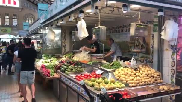 Valencia, España, 22 de junio de 2019: Una persona parada frente a una tienda llena de productos frescos — Vídeo de stock