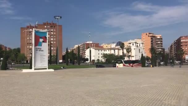 Valência, Espanha, Um grande edifício no meio de uma estrada — Vídeo de Stock