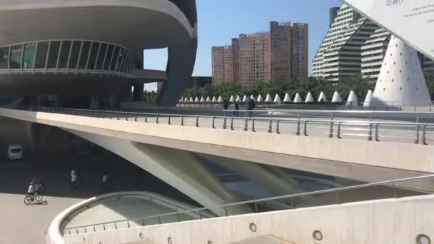 Valencia, Spanien, 22. Juni 2019: Ein großes weißes Gebäude — Stockvideo