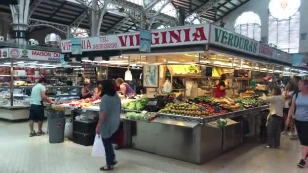 Valencia, Espagne, 22 juin 2019 : Un groupe de personnes debout devant un magasin — Video