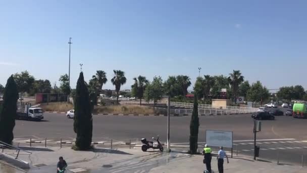 Valencia, Espagne, 22 juin 2019 : Un groupe de personnes marchant sur une route — Video