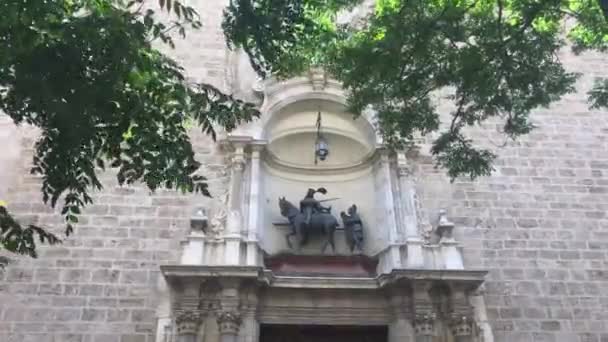 Valencia, Spanje, Een groot stenen gebouw — Stockvideo