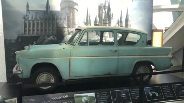 Valencia, España, Un camión verde estacionado frente a un coche — Vídeos de Stock