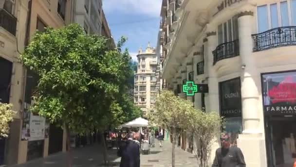 Valencia, Spanyolország, 2019. június 22.: Emberek egy csoportja sétál egy épület előtt — Stock videók