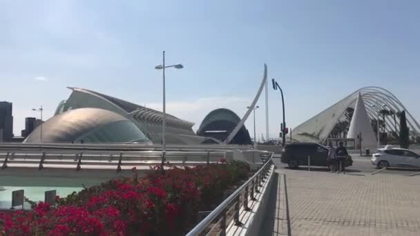 Valencia, España, Un tren está estacionado al lado de un edificio — Vídeos de Stock