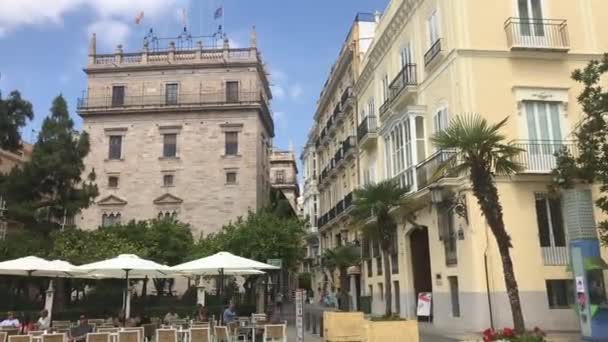 Valencia, Espagne, 22 juin 2019 : Un groupe de personnes devant un immeuble — Video