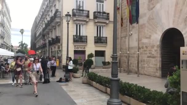 Walencja, Hiszpania, 22 czerwca 2019: Grupa ludzi idących przed budynkiem — Wideo stockowe