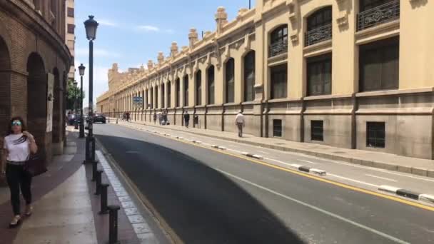 Valencia, Spanien, 22. Juni 2019: Eine Person steht vor einem Gebäude — Stockvideo