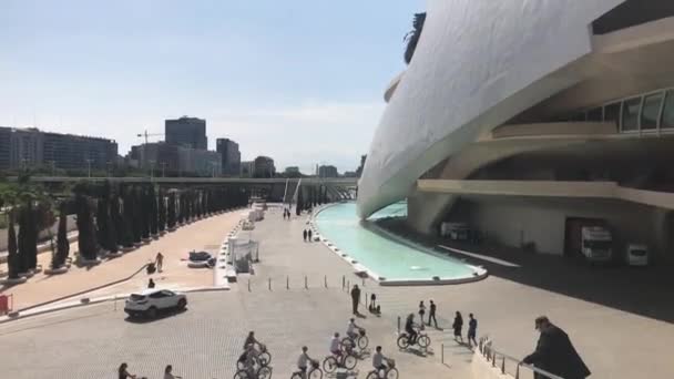 บาเลนเซีย, สเปน, 22 มิถุนายน 2019: กลุ่มคนยืนอยู่หน้าตึก — วีดีโอสต็อก