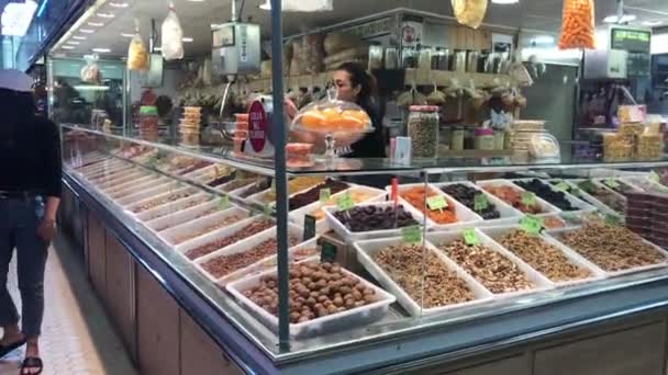 Valencia, Spanje, 22 juni 2019: Een winkel gevuld met veel eten — Stockvideo