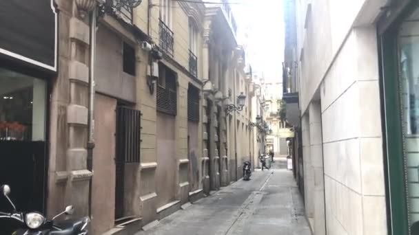 Valencia, España, Una estrecha calle de ciudad con coches aparcados al lado de un edificio — Vídeos de Stock