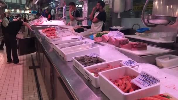Valencia, Espanha, 22 de junho de 2019: Um grupo de pessoas preparando comida dentro dele — Vídeo de Stock