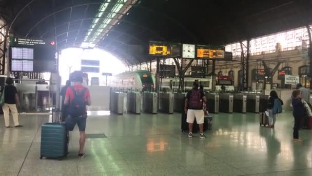 Βαλένθια, Ισπανία, 22 Ιουνίου 2019: Μια ομάδα ανθρώπων που κάθονται σε ένα σιδηροδρομικό σταθμό — Αρχείο Βίντεο