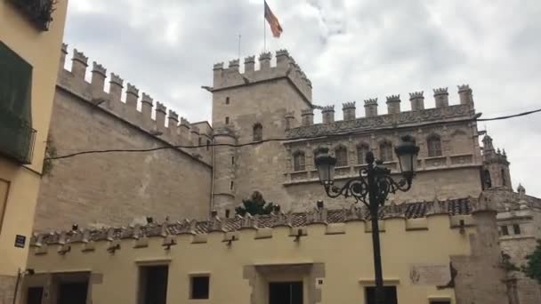 Valencia, Spanien, Ett klocktorn framför en byggnad — Stockvideo
