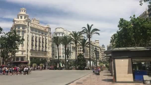 Valencia, Spanyolország, 2019. június 22.: Emberek egy csoportja sétál egy épület előtt — Stock videók