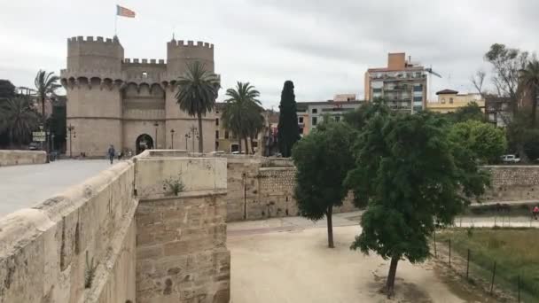 Valencia, España, Un edificio de piedra — Vídeo de stock